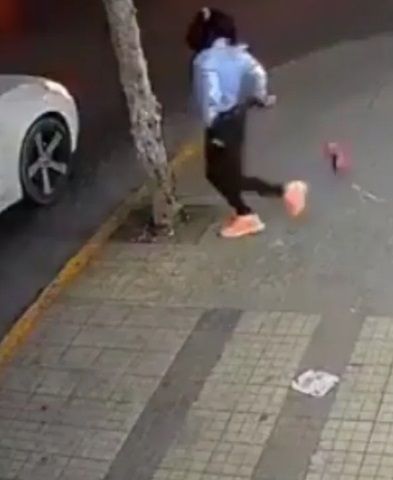 Mujer tira regalo de su novio y se va con otro |VIDEO