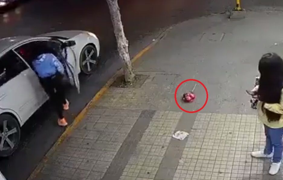 Mujer tira regalo de su novio y se va con otro |VIDEO