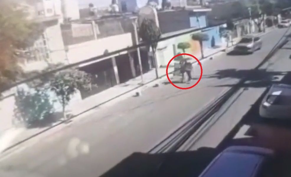 CDMX. Conductor atropella a pareja en Iztacalco |VIDEO