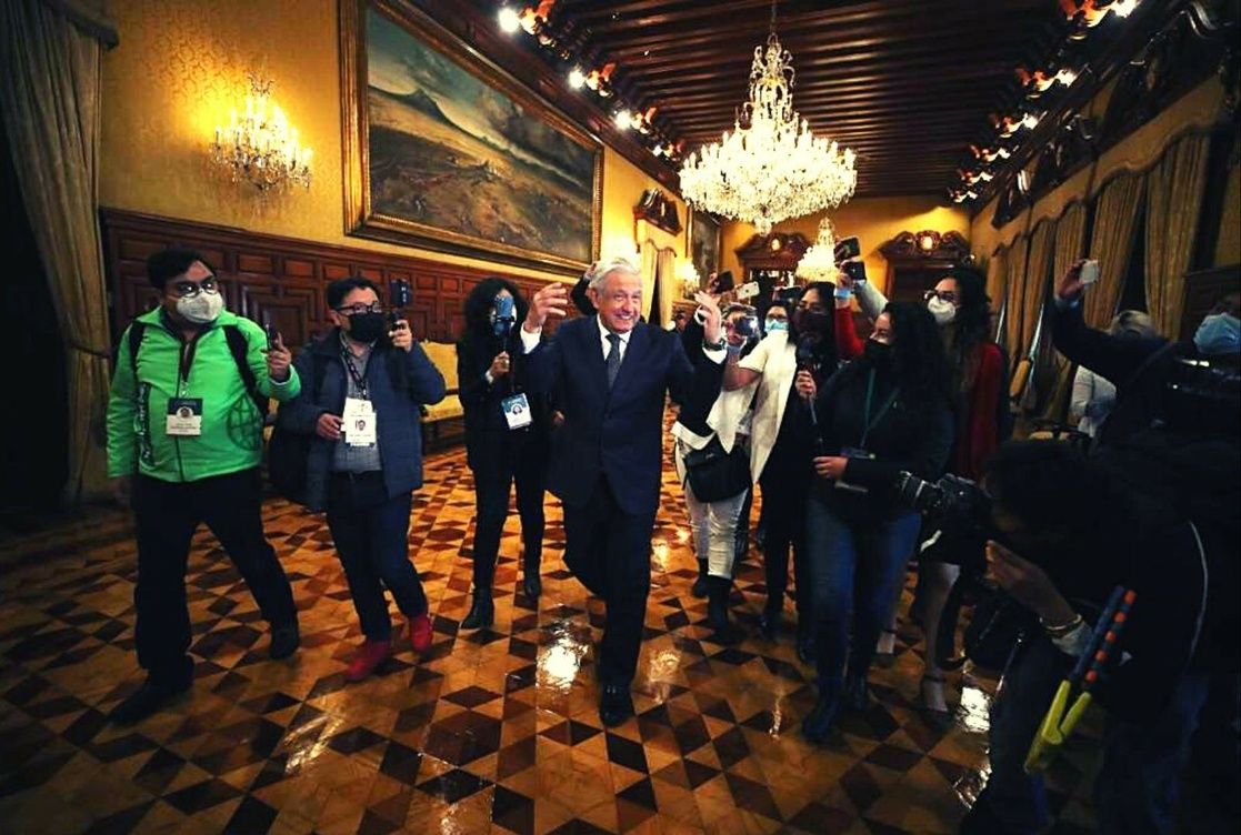 López Obrador muestra Palacio Nacional a reporteros