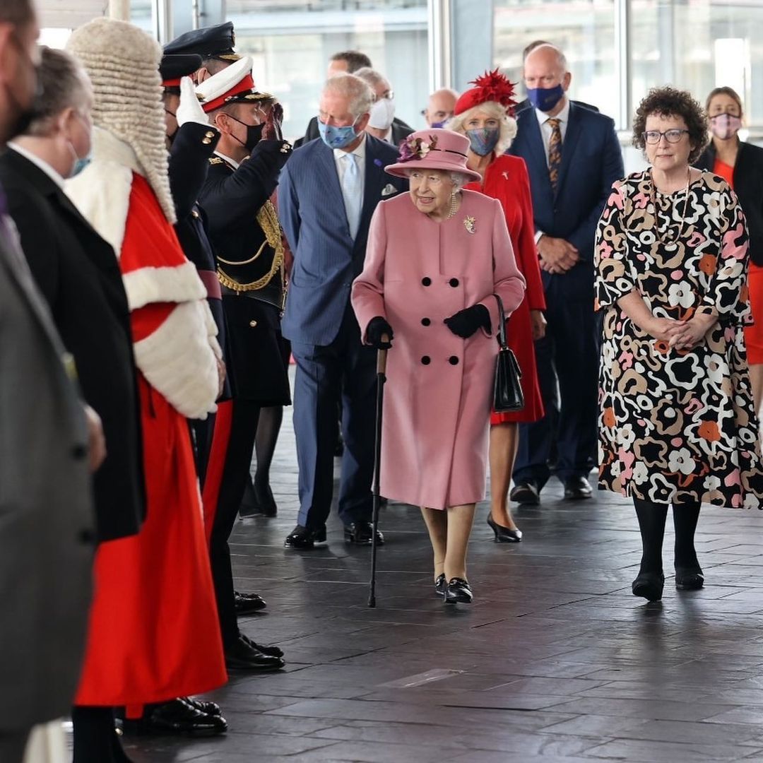 Reina Isabel II da positivo a COVID-19; presenta síntomas leves