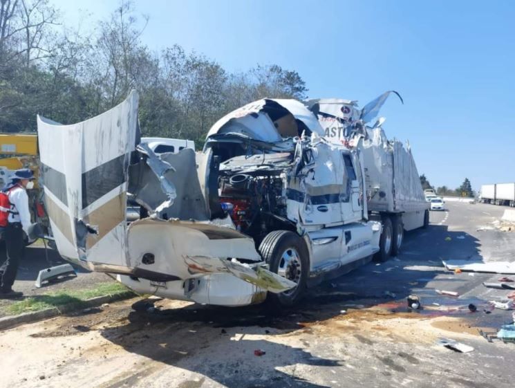 Pobladores roban tráiler volcado mientras chofer agoniza en Veracruz |VIDEO