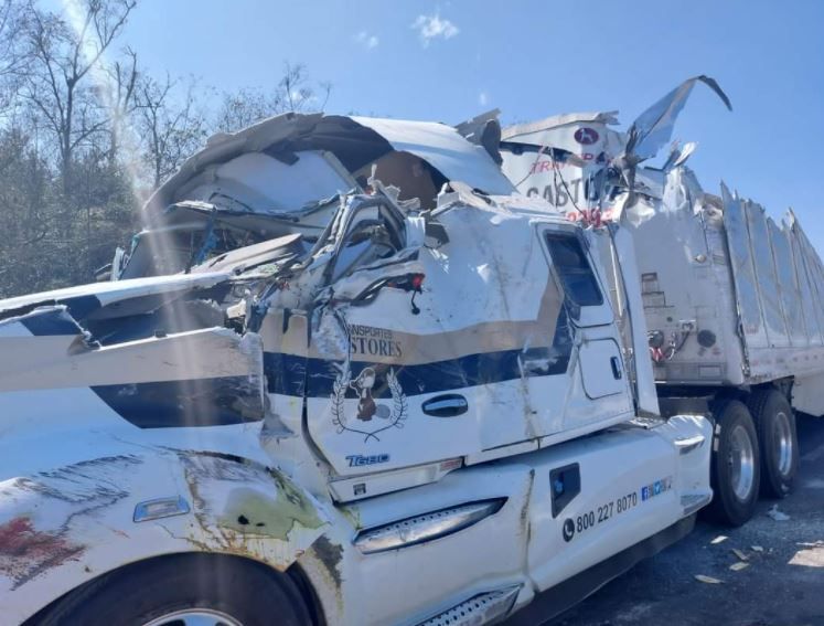 Pobladores roban tráiler volcado mientras chofer agoniza en Veracruz |VIDEO