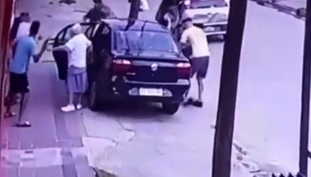 Ladrones golpean a ancianos para robarles su auto |VIDEO