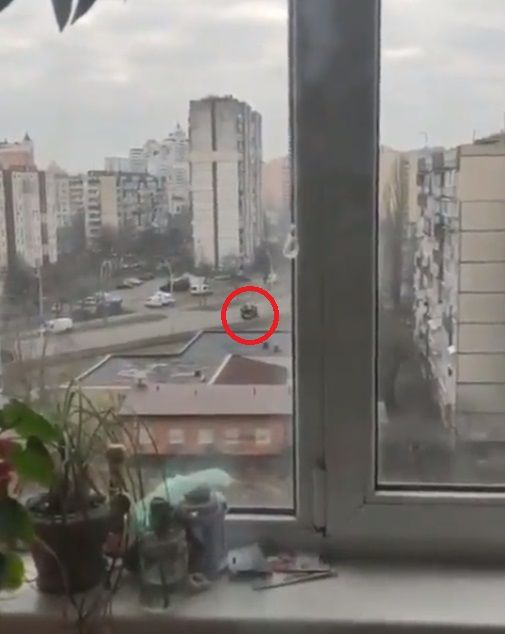 Tanque aplasta auto de civil en Ucrania; difunden video