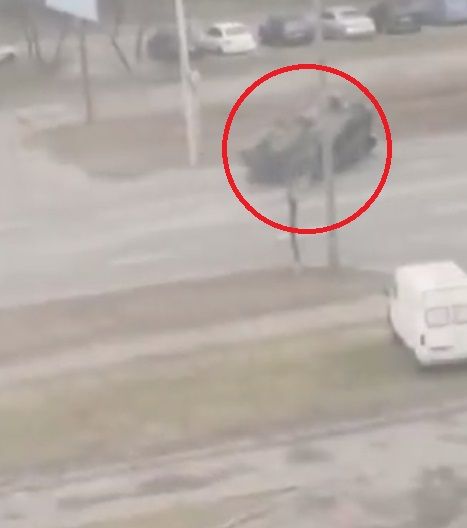 Tanque aplasta auto de civil en Ucrania; difunden video