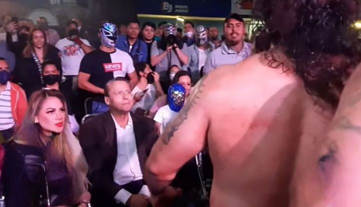 Alfredo Adame, ridiculizado durante lucha libre |VIDEO