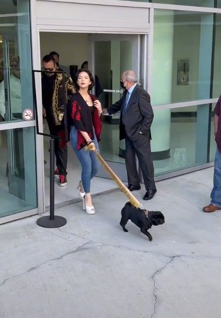 Exhiben a Ángela Aguilar por ser grosera con abuelito |VIDEO