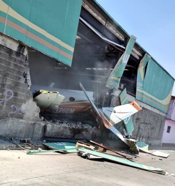 Avioneta se estrella contra Bodega Aurrerá en Temixco |VIDEO