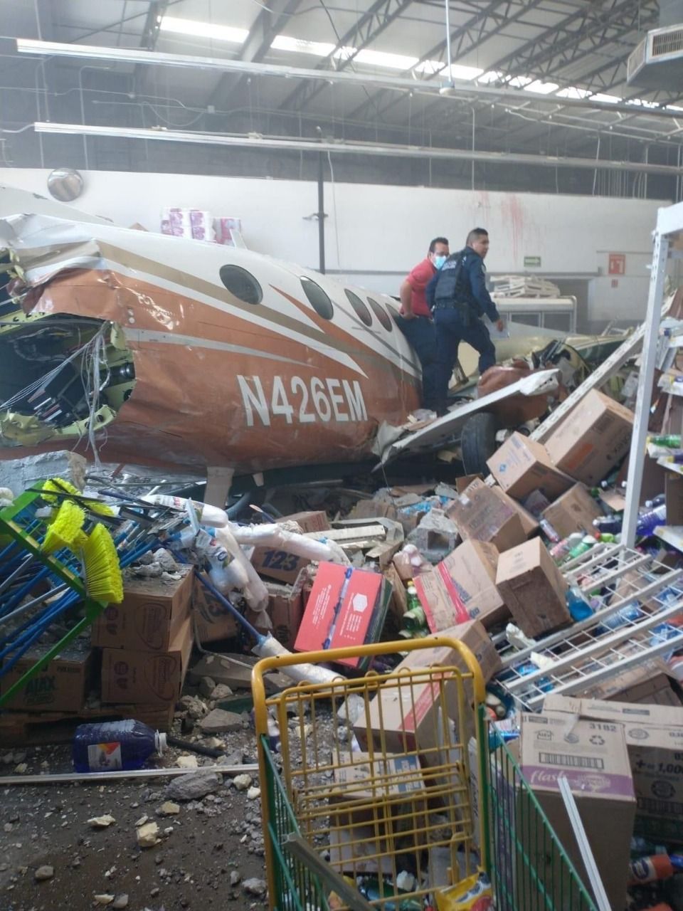 Atienden a heridos tras desplome de aeronave en Aurrerá