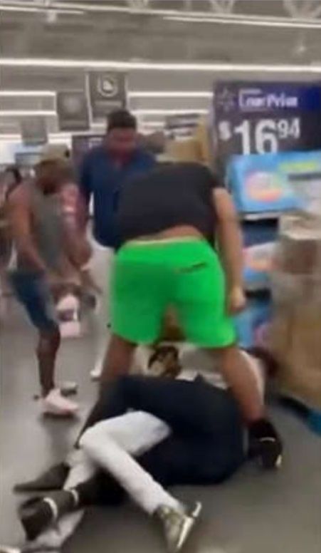 Clientes impiden violación en Walmart