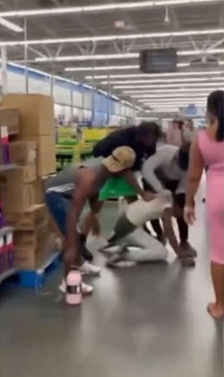 Clientes impiden violación en Walmart de Miami