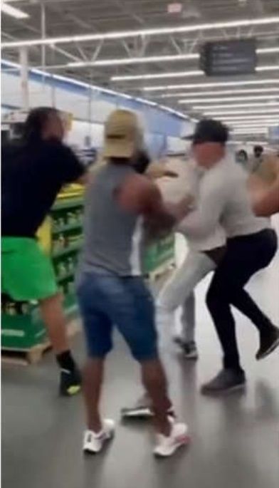 Clientes impiden violación en Walmart de Miami