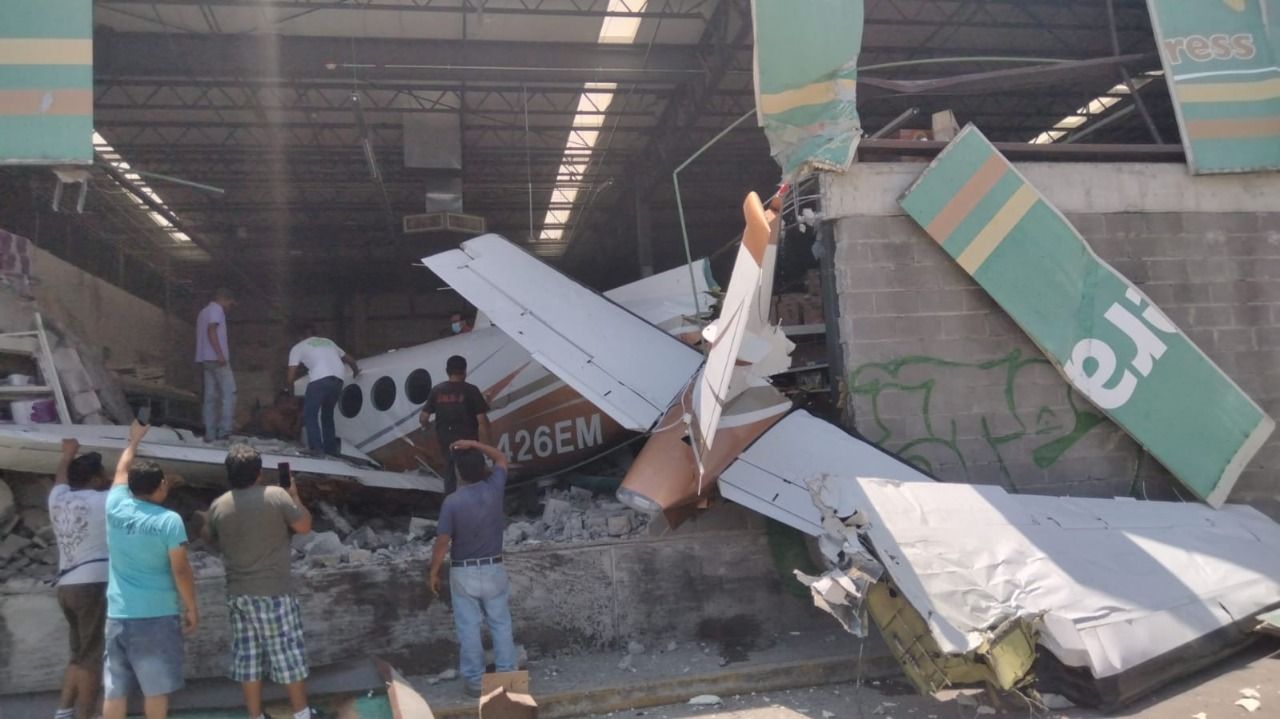 Avioneta se estrella contra Bodega Aurrerá en Temixco |VIDEO