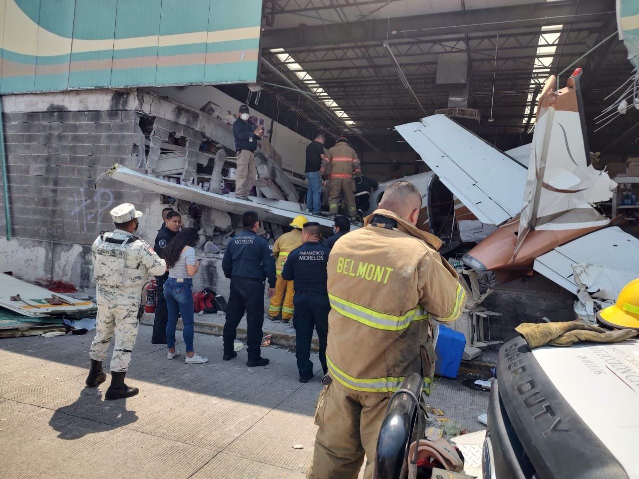 Avioneta se estrella contra Bodega Aurrerá en Temixco |VIDEO