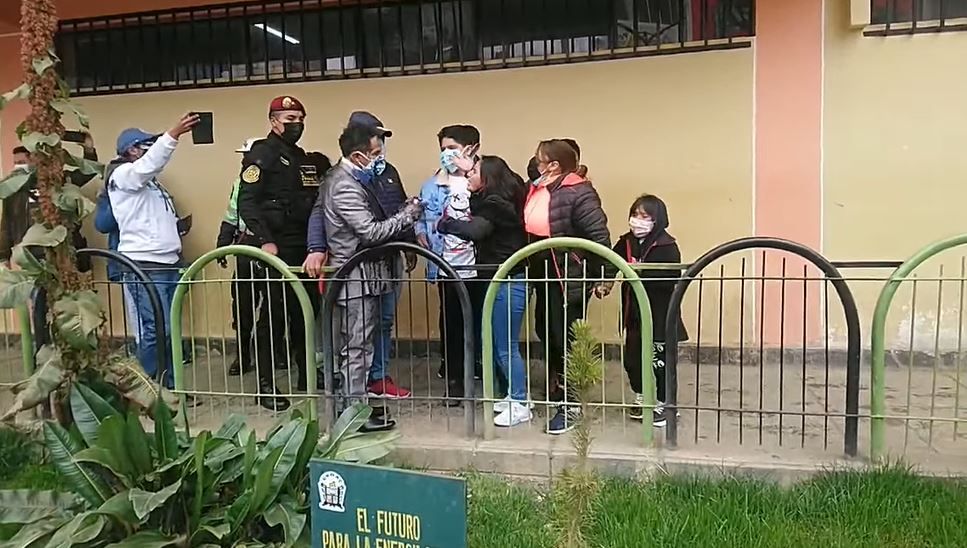 Hijos interrumpen boda de su padre para exigirle pensión alimenticia |VIDEO