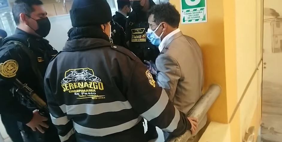 Hijos interrumpen boda de su padre para exigirle pensión alimenticia |VIDEO