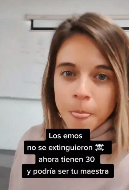 Maestra muestra su pasado emo y se hace viral |VIDEO