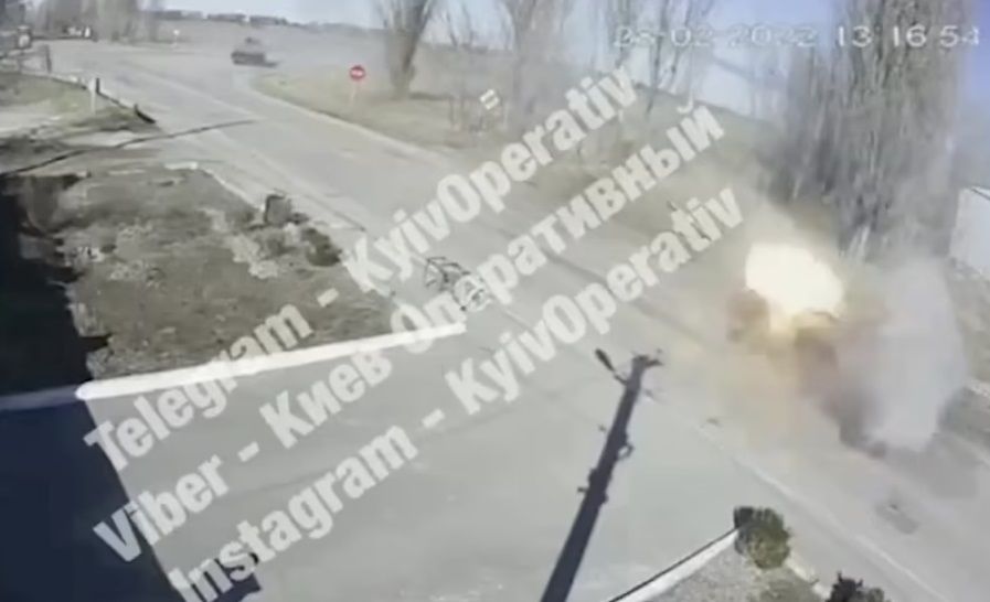 Tanque ruso dispara contra auto de pareja ucraniana |VIDEO