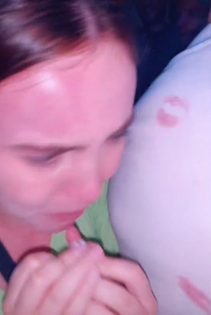 Mujer marca a hombres con labial en antro |VIDEO