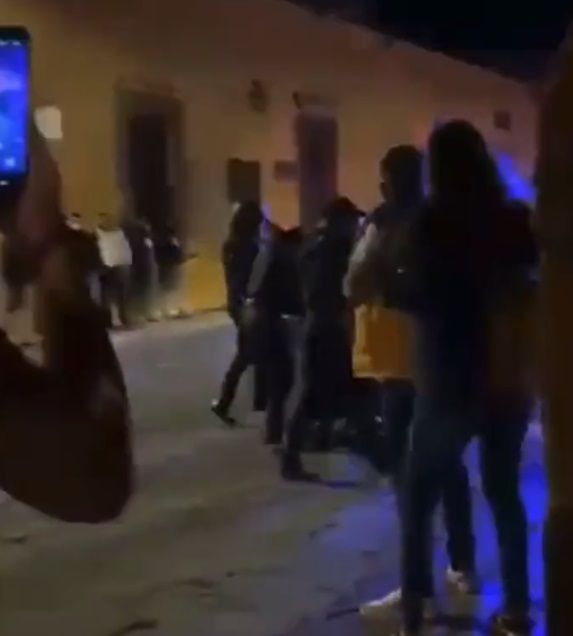 Policías golpean a mujeres en San Miguel de Allende |VIDEO 