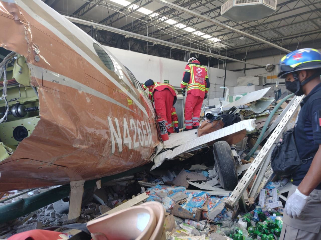 Atienden a heridos tras desplome de aeronave en Aurrerá