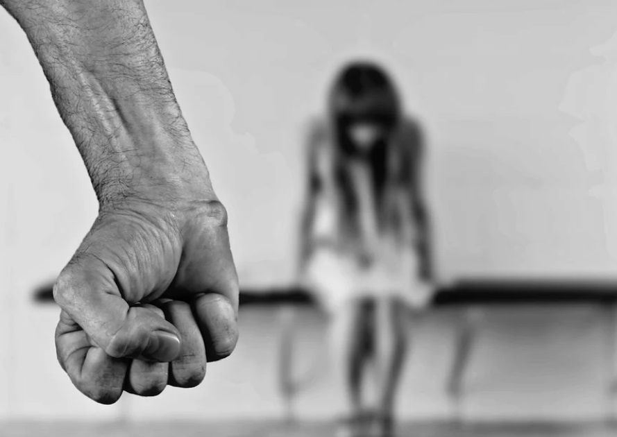 Mujer le corta genitales a esposo por abusar de su hija