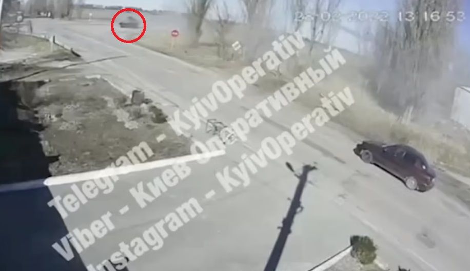 Tanque ruso dispara contra auto de pareja ucraniana |VIDEO