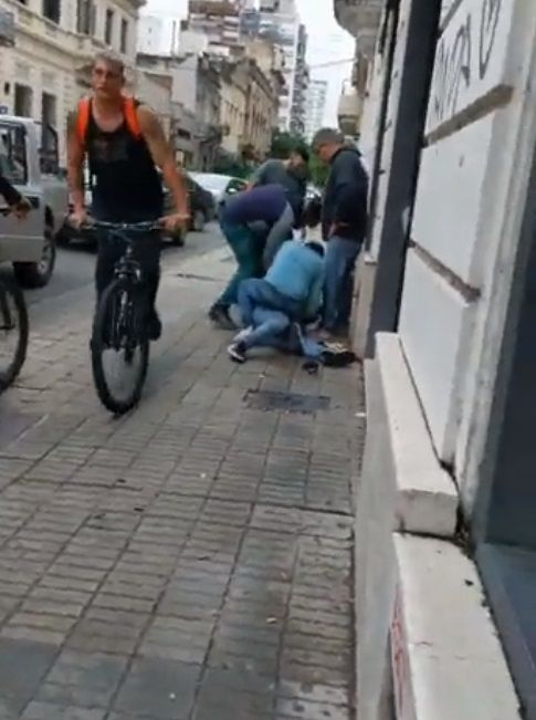 Golpean y someten a ladrón tras robar un negocio |VIDEO