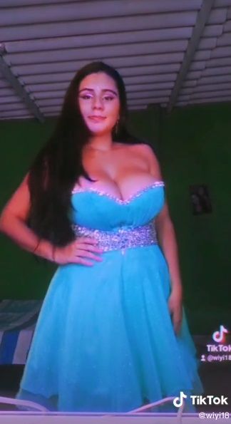 Joven que se prueba su vestido de quinceañera causa polémica