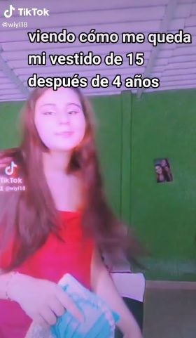 Mujer se prueba su vestido de XV años y resultado se hace viral |VIDEO