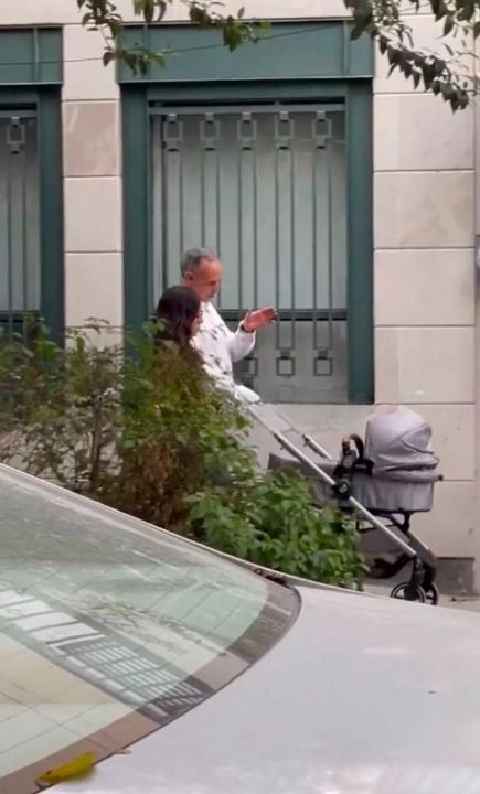 Captan a Hugo López-Gatell paseando a su bebé