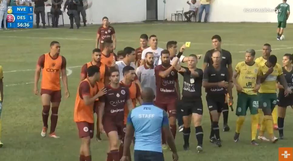 Entrenador de futbol da cabezazo a jueza de línea |VIDEO 