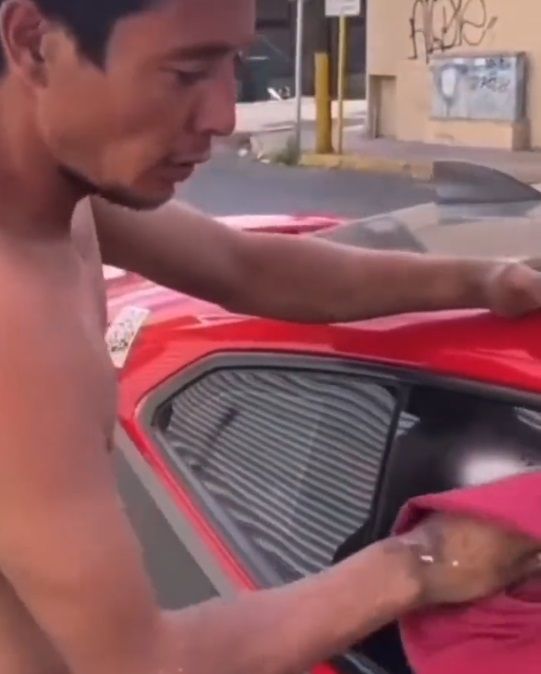 Ricardo Arreola obliga a grafitero a limpiar su auto