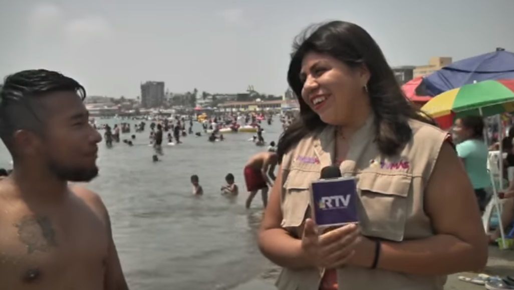 Turista interrumpe a reportera para pedirle su Instagram