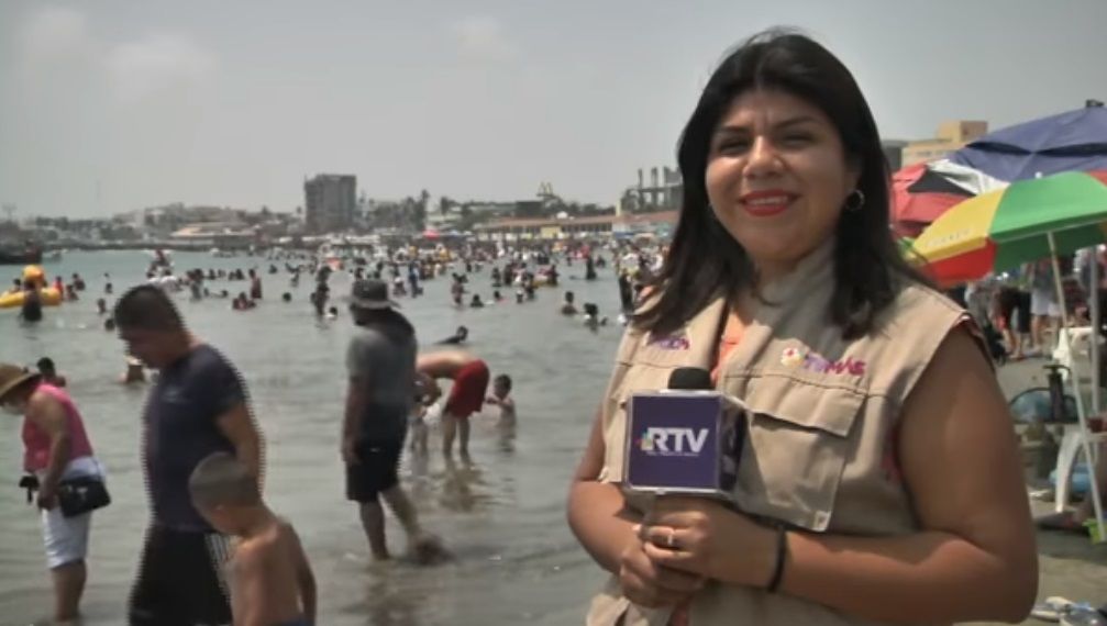Turista interrumpe a reportera para pedirle su Instagram