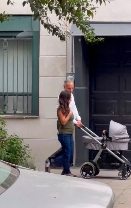 Captan a Hugo López-Gatell paseando a su bebé