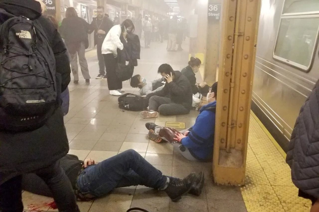 Policía busca a responsable de tiroteo en Metro de NY