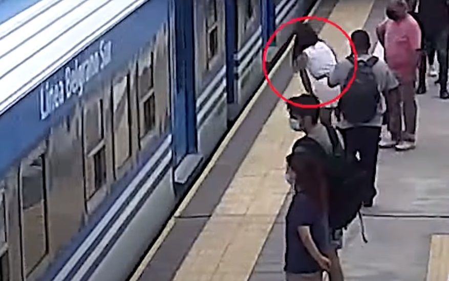 Argentina. Mujer cae a las vías de tren en movimiento |VIDEO