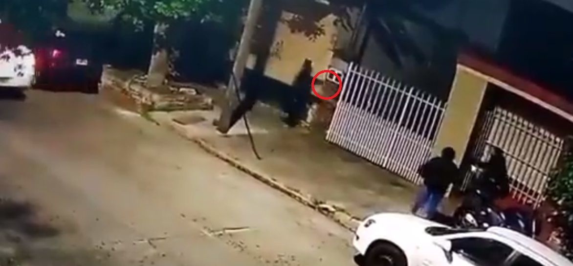 Ladrones matan a policía frente a su novia en asalto |VIDEO