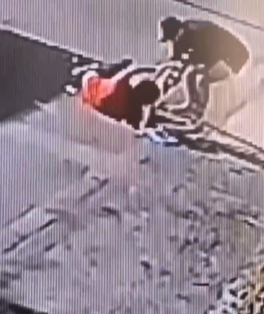Ricardo Arreola obliga a grafitero a limpiar su auto