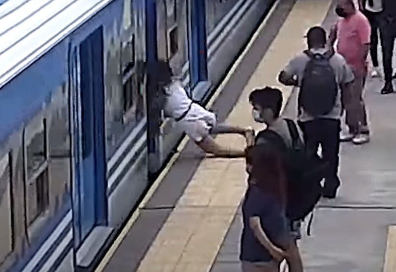 Argentina. Mujer cae a las vías de tren en movimiento |VIDEO