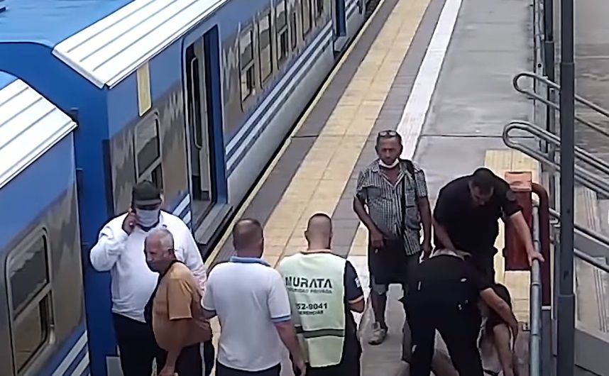 Joven sobrevive tras caer a vías del tren