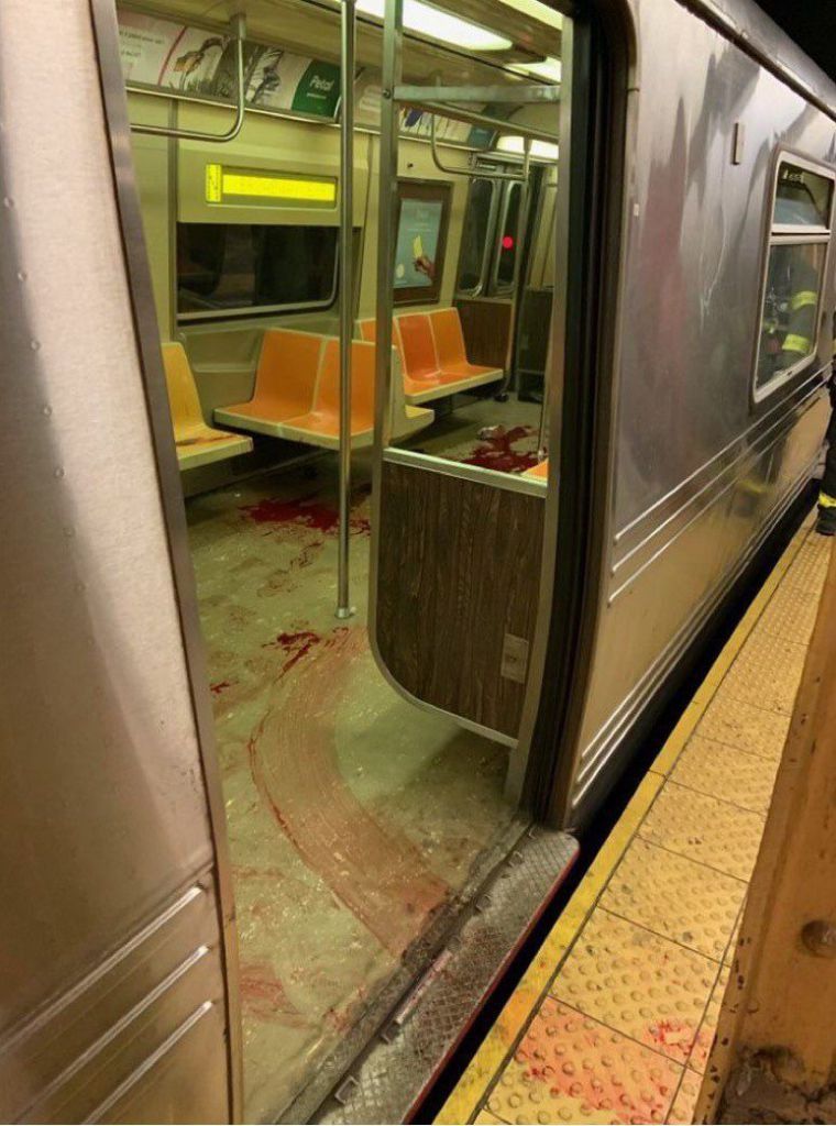 Policía busca a responsable de tiroteo en Metro de NY