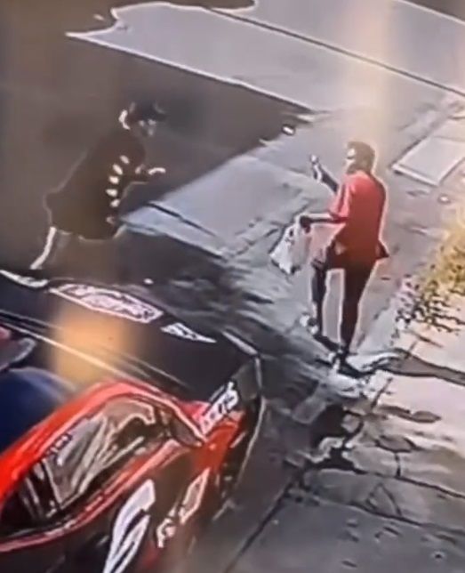 Ricardo Arreola obliga a grafitero a limpiar su auto