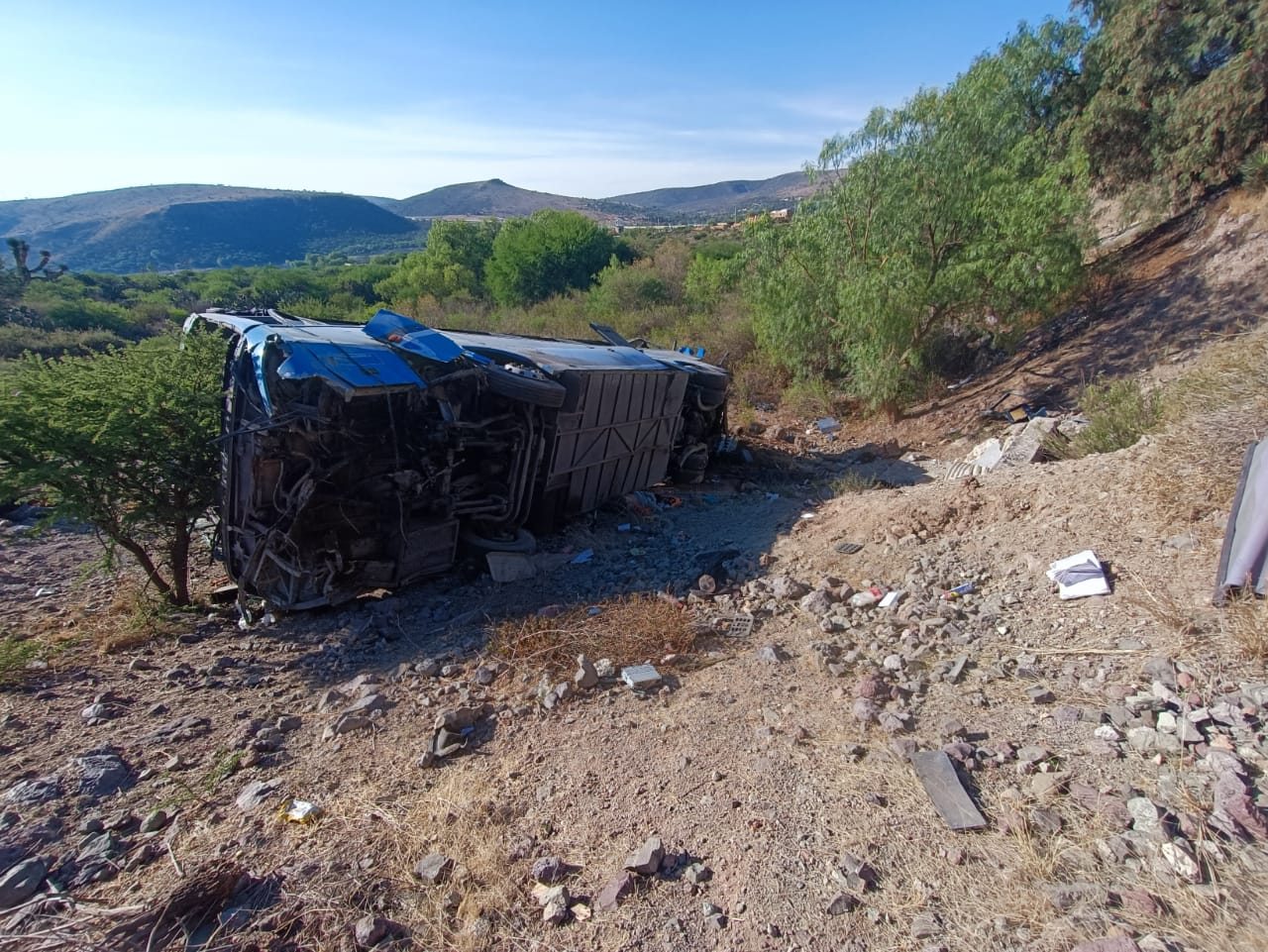 SLP. Autobús cae a barranco en Mexquitic; hay varios muertos