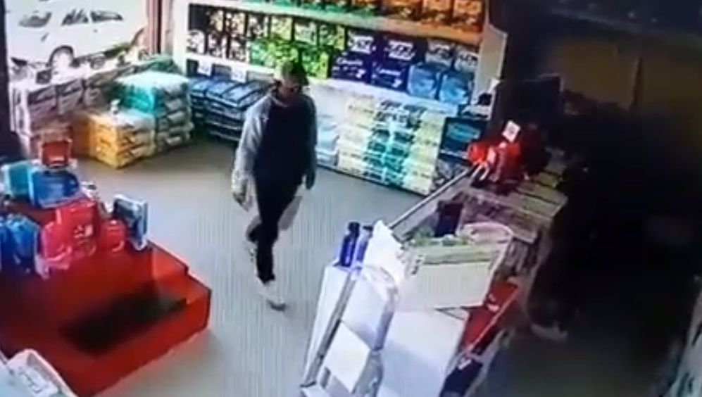 Mujer defiende su negocio y golpea a ladrón que intentó asaltarla |VIDEO