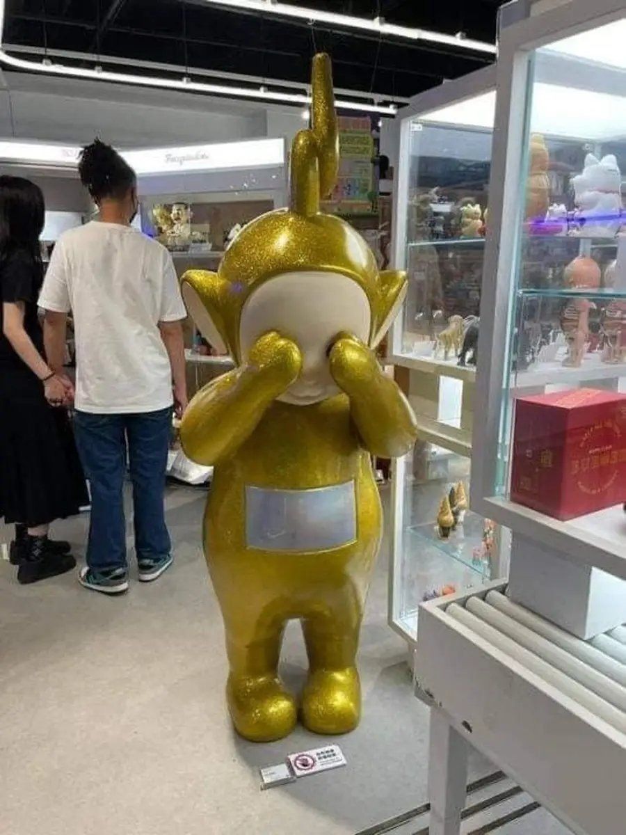 Pagan fortuna por romper teletubbie gigante en Hong Kong