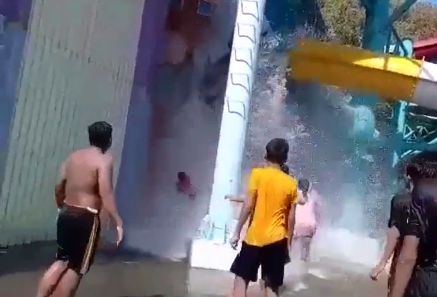 Niños caen al vacío tras colapso de tobogán acuático |VIDEO