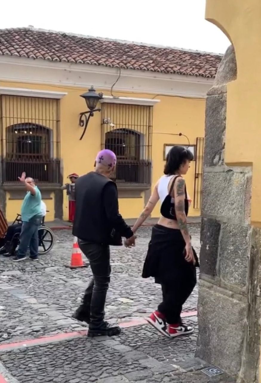 ¿Quién es Cazzu, la nueva novia de Christian Nodal? 